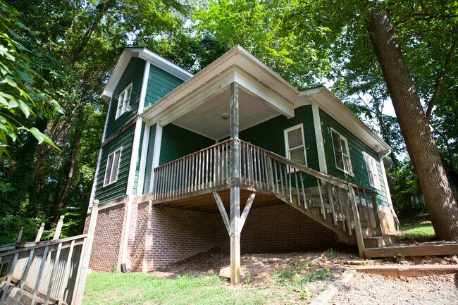 Building Photo - Great house with hardwood floors! Walk to ...