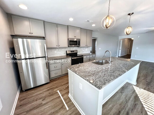 Building Photo - 4 Bed, 2 Bath Home with Fenced Yard & Garage / Pet-Friendly / Coming Soon!