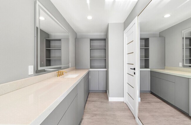 Building Photo - Stunning Remodeled 4-Bedroom Home in Exclu...