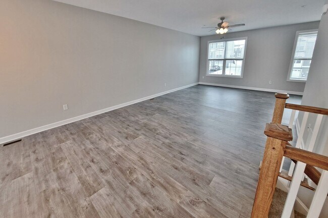 Building Photo - 3 Bed / 2-1/2 Bath  Single Family Town Home w/Attached1 Car Garage