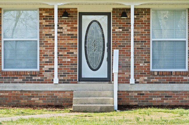 Building Photo - Pet Friendly Renovated Three Bedroom with Basement!