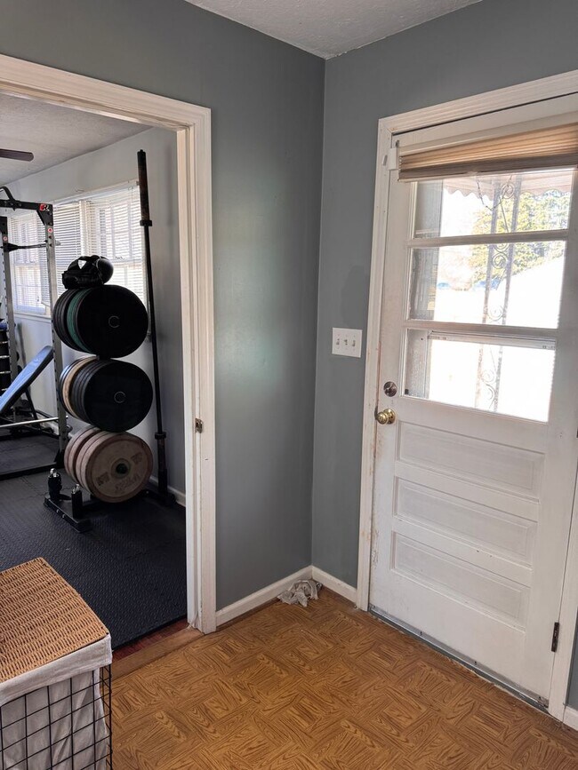 Building Photo - 2 Bedroom with Possible 3rd || 1 Bathroom - Single Family Home