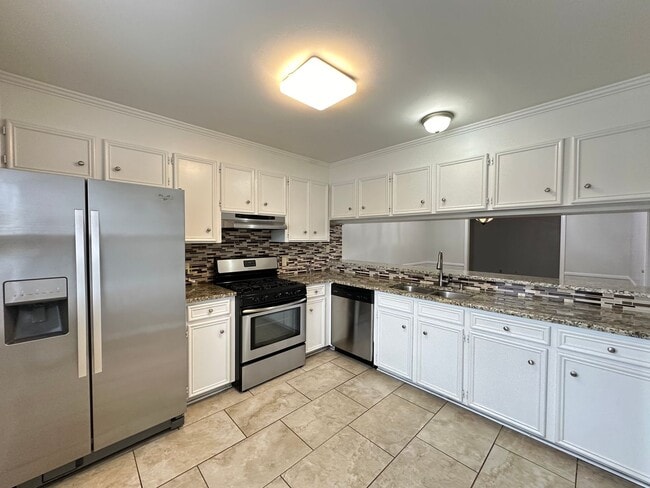 Building Photo - 3 BR 2 1/2 BA Townhome with Community Pool