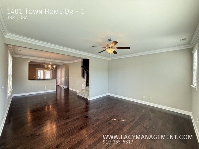 Building Photo - 1401 Town Home Dr