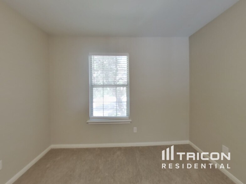 Building Photo - 405 Red Hawk Dr