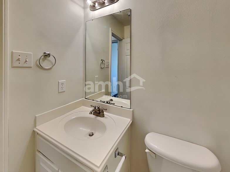 Building Photo - 2207 Shady Pine Dr