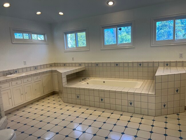 Primary Bath with Separate Tub - 13228 Margate St