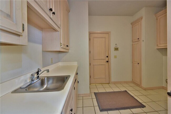 Building Photo - 1109 Irvine Dr