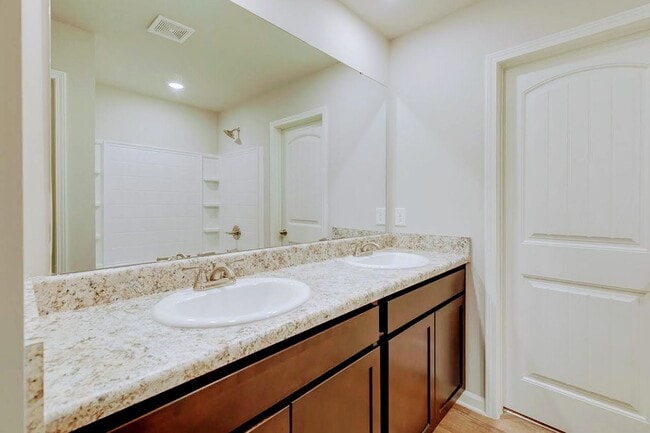 Building Photo - Beautiful Rental Home Features 5 Beds/3.5 ...