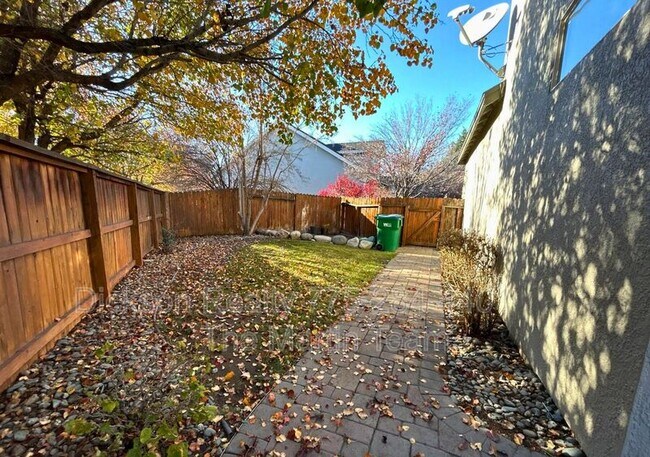 Building Photo - 5353 Desert Peach Dr