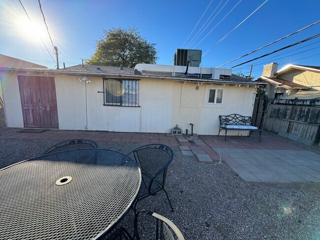 Building Photo - 239 S Cherry Ave