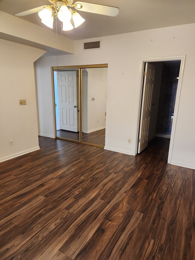 Master bedroom - 5640 E Bell Rd