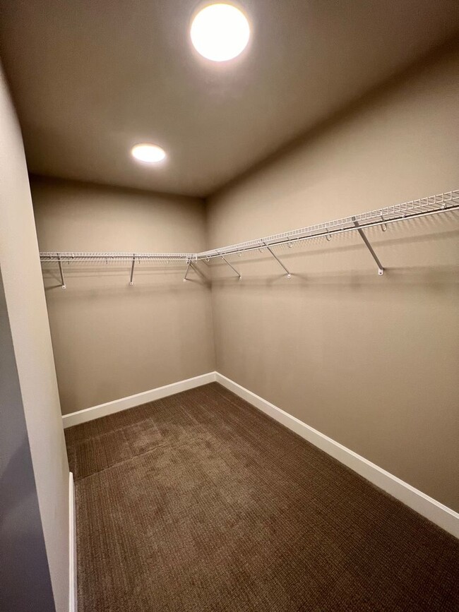 Building Photo - 1698 SW Black Butte Ct