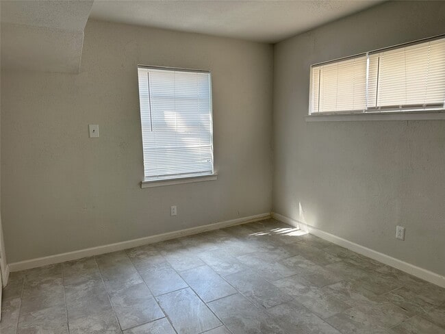 Building Photo - 3837 Mt Pleasant St