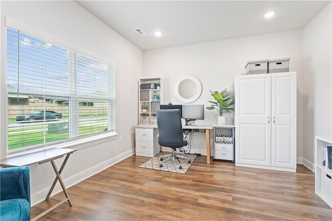 Building Photo - 4407 SW Bison St