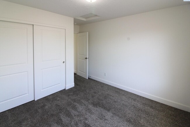 Building Photo - 3 bed, 2 bath home in Kennewick