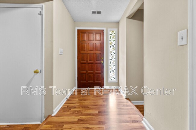 Building Photo - 625 Oxford Hall Dr SW