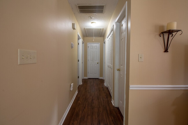 Building Photo - 223 Vintage Ave