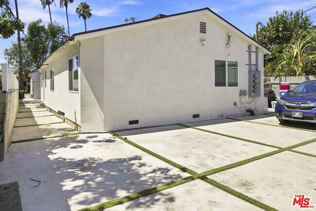 Building Photo - 2910 S Budlong Ave