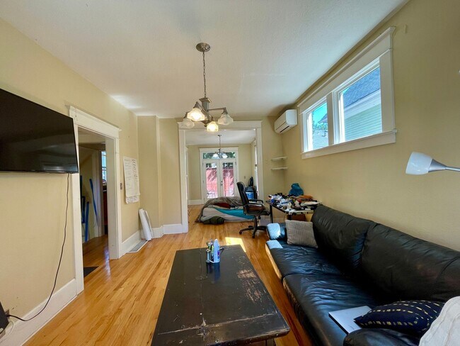 Building Photo - Lovely NE  3 Bed 2 Bath - King Neighborhood - A/C, Garage and Location!