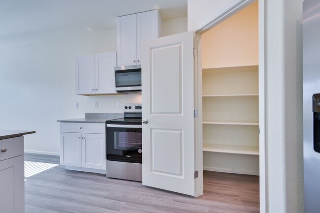 Building Photo - NW 3 Bedroom Townhouse!! Gated Community Pool!! 2 Car Garage!!! No Carpet downstairs.