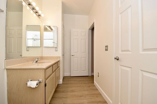 Building Photo - Charming 1 Bedroom Condo on 2nd Floor Next To Durango Casino