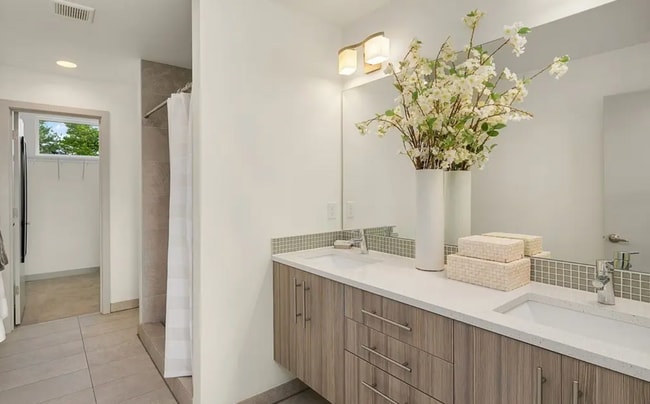 Building Photo - 5433A California Ave SW