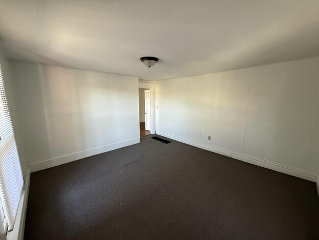 Building Photo - 404 Ewing St