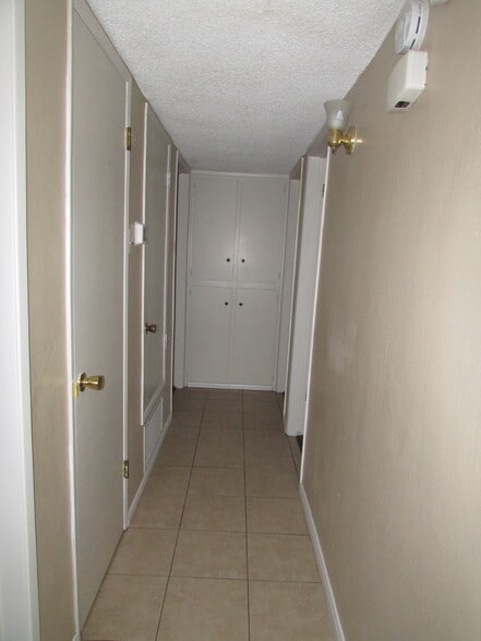 Building Photo - 2520 Bernice Dr