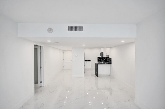 Building Photo - 3625 N Country Club Dr