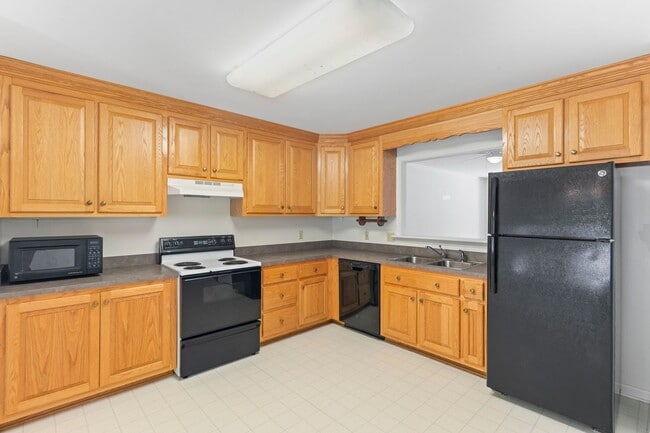 Building Photo - Spacious Townhouse with Basement in Farmvi...