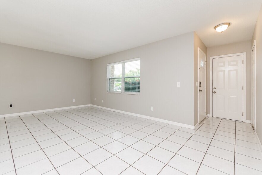 Building Photo - 2426 Sable Dr