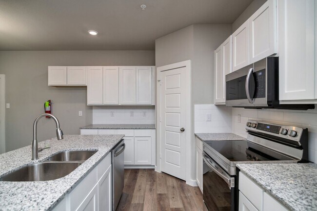Building Photo - GORGEOUS 2 BEDROOM FOUR PLEX LOCATED IN MI...