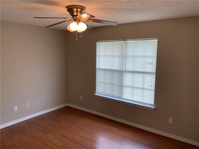 Building Photo - SOUGHT AFTER WEST MOBILE!