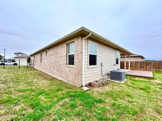 Building Photo - 2120 Alamo Heights Ave