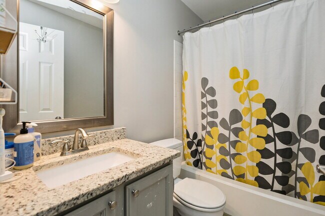 Building Photo - Nestled in the desirable Potomac Lakes com...