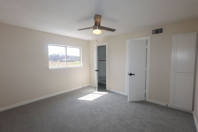 Building Photo - 708 Staitti St