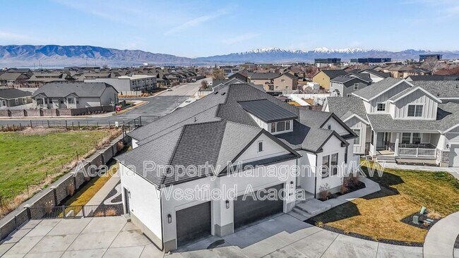 Building Photo - 1437 W Valley Dr