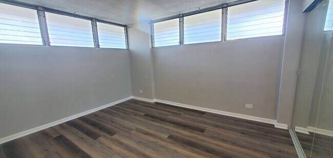 Building Photo - 2 bed, 1 bath, 1 parking updated unit in M...