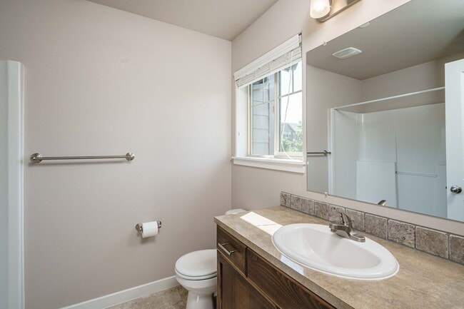 Building Photo - Easy I-205 Access - 3 Bedroom 2.5 Bath Townhouse