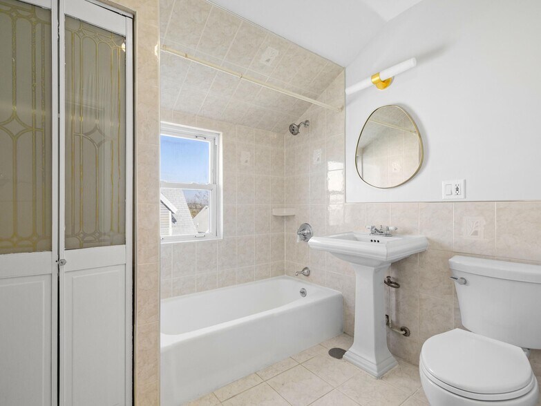 Building Photo - 42 William St