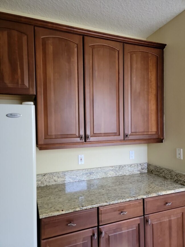 Building Photo - 3 Bedroom / 3 Bathroom - Tidelands