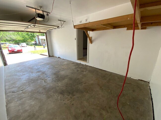 Building Photo - 409-411 Brewer Dr