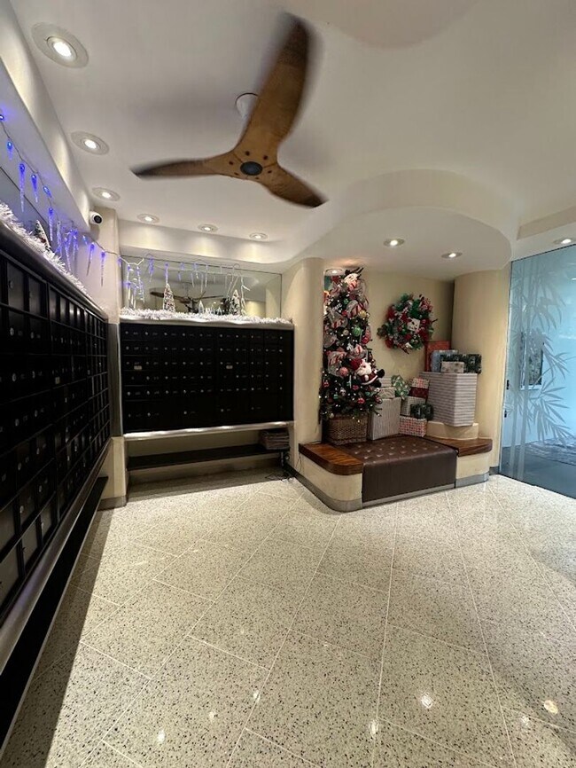 Building Photo - Harbor Square READY TO MOVE IN 1 bed, 1 bath with 1 parking, utilities included, walk to the conv...