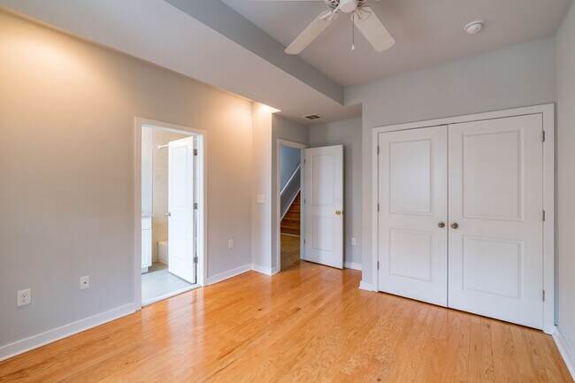 Building Photo - Five Bed Manayunk Apartment