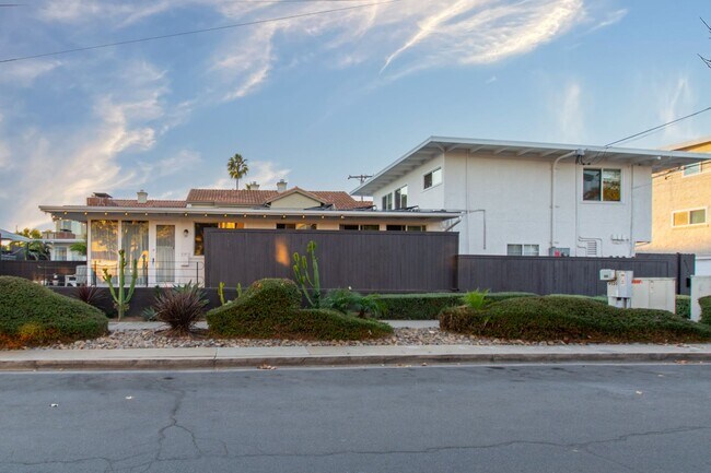 Building Photo - Refreshed 1 bed / 1bath Second Floor Unit in the Heart of Pacific Beach!