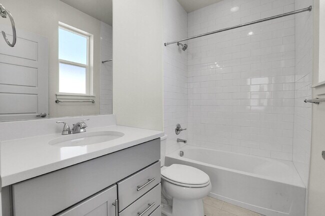 Building Photo - $2,500 - 2 Bed, 2 Full Bath Townhome In Broomfield with Central AC and In Unit Laundry!