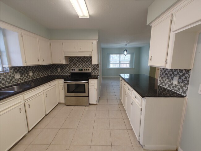 Building Photo - 633 Mosswood Dr