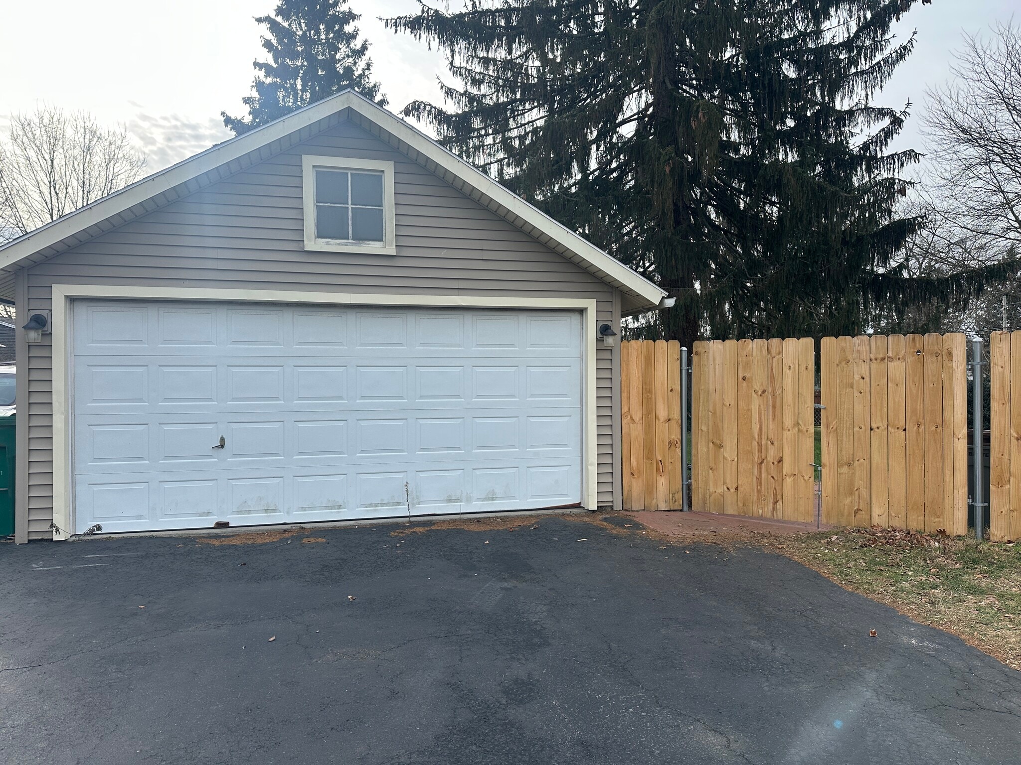 1.5 car garage, detached - 260 Jefferson Ave