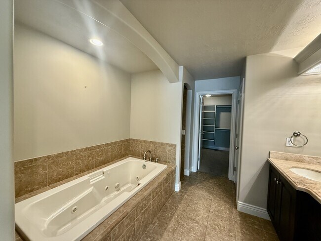 Building Photo - 2034 E 4500 S